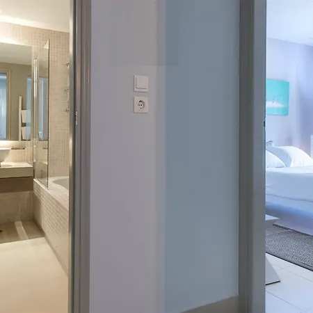 Hotel The Bay &